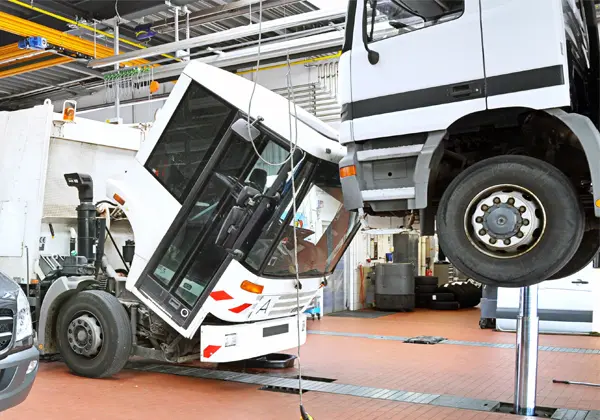 Lkw und Transporter in einer Kfz-Werkstatt