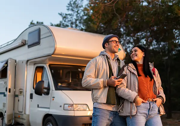Mann und Frau vor dem Wohnmobil