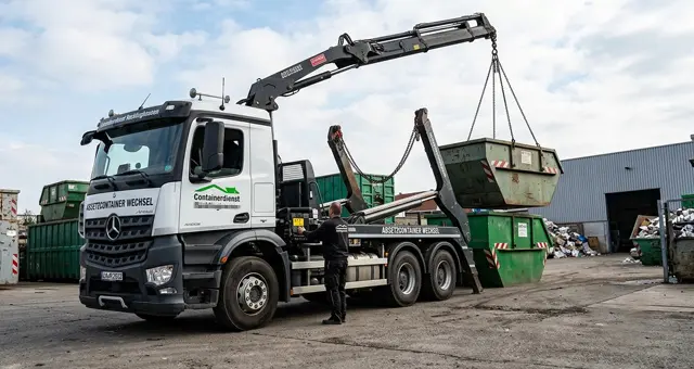 Container-Lkw eines Containerdienstes beim Wechsel eines Absetzcontainers (KI-Generiertes Symbolbild)