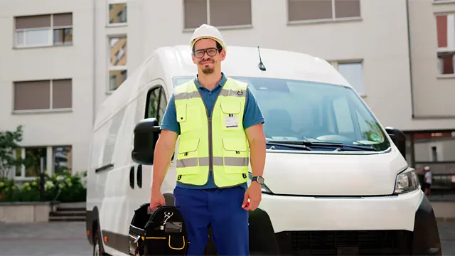 Transporter eines Elektroinstallateurs mit Werkzeug und Arbeitsmaterial