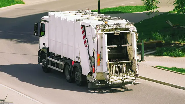 Entsorgungsfahrzeug eines gewerblichen Abfallunternehmens