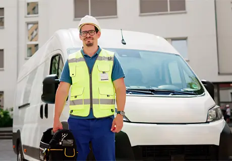 Elektro-Installateur vor seinem Fahrzeug